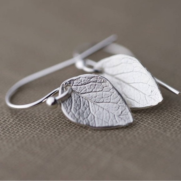 NWT Dazzling 925 Solid Sterling Silver Leaf Earrings. - Picture 3 of 5